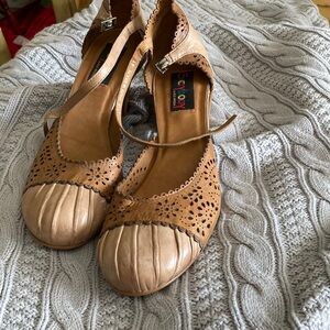 Everybody leather low heel shoes.